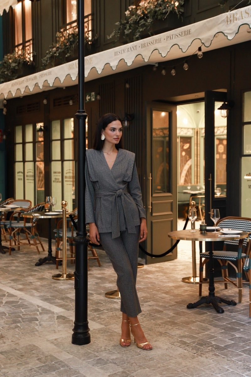 Cómo Vestir en una Comida o Cena de Empresa de Navidad en 2024, image size:800x1200