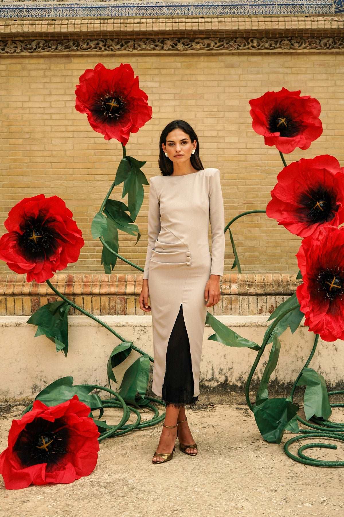 Vestido Lagny | Drapeado | Encaje Inferior | Beige y Rojo