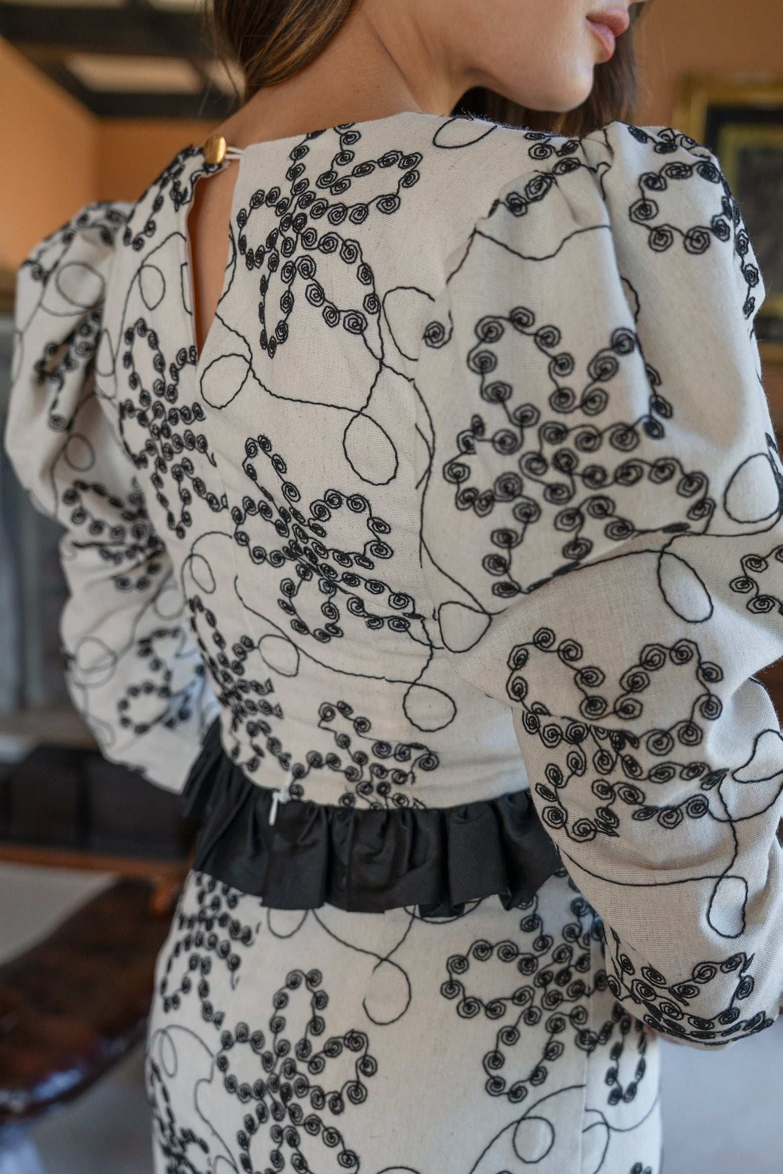 Conjunto Invitada | Bordado | Volantes | Blanco y Negro | Ópera