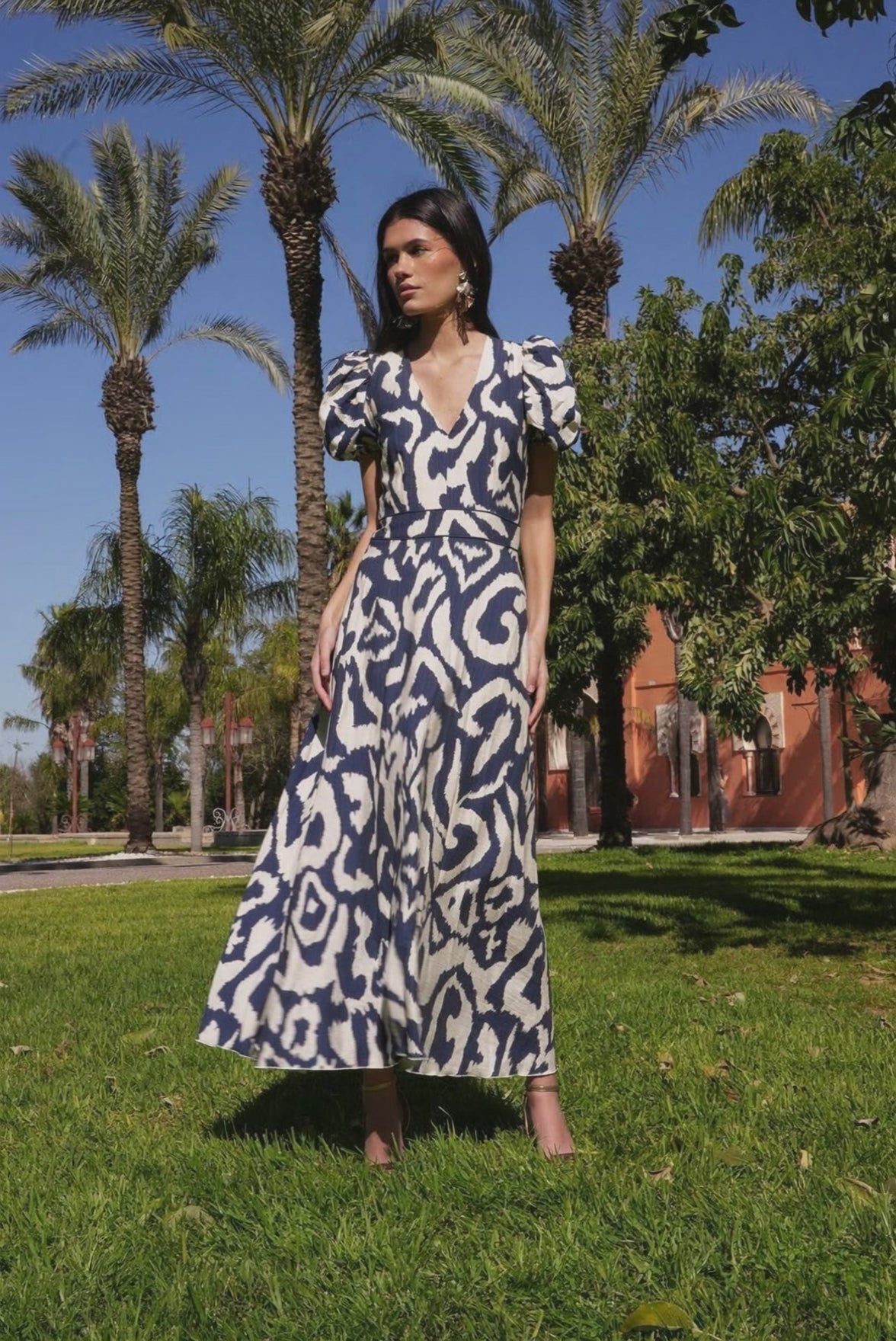 Vestido Therain  Invitada  Graduación  Estampado Marino.mp4