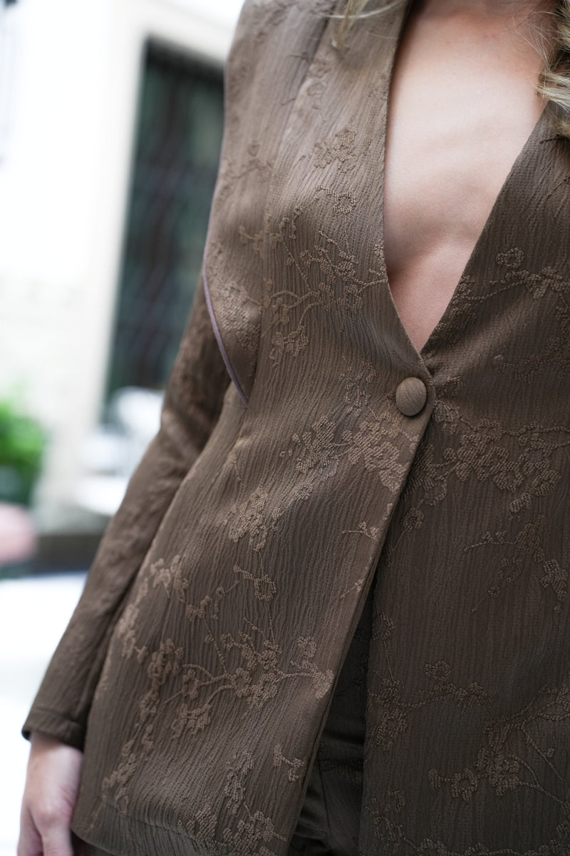 Traje Invitada Boda | Solapas | Jacquard | Marrón | Manon