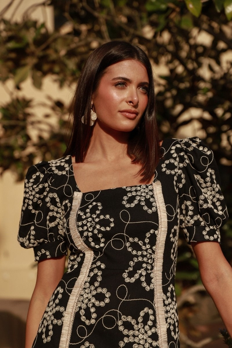Vestido Invitada Eventos | Bordado | Beige y Negro | Pulciano